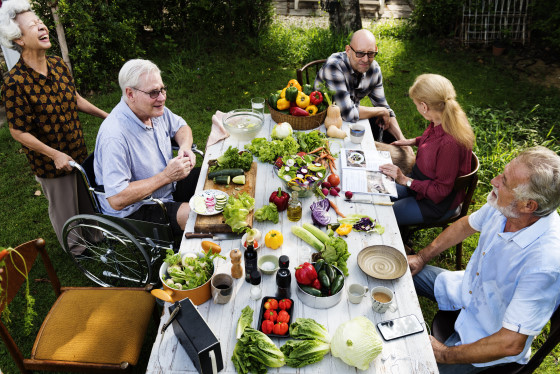 Moment de convivialité entre personnes âgées