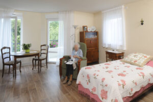 Appartement lumineux d’une résidente de l’EHPAD La Gentilhommière
