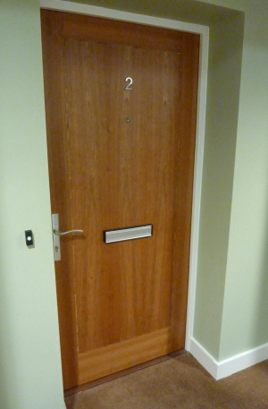 Exemple d'une belle porte de chambre d'EHPAD avec sa propre boite aux lettres