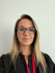 Portrait de Charlène Micol directrice de l'EHPAD la Renaudière, qui a suivi un accompagnement à la préparation de l'évaluation HAS