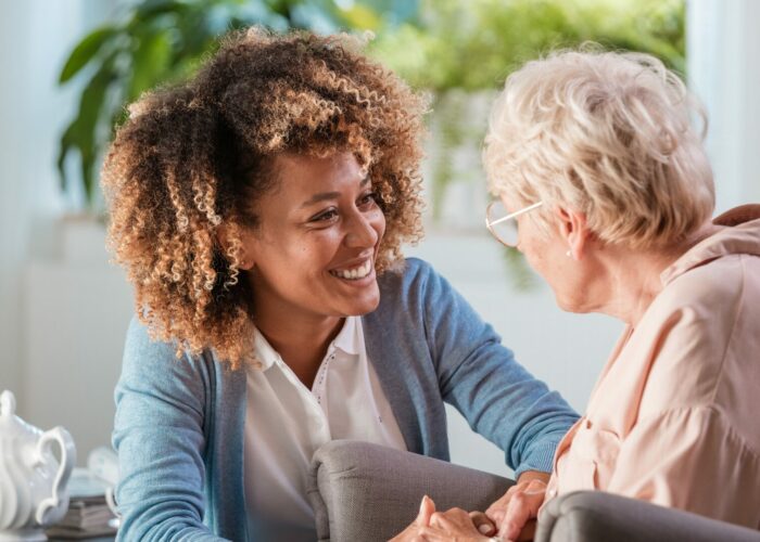 Aide soignante qui discute avec une personne âgée dans un EHPAD lieu de vie