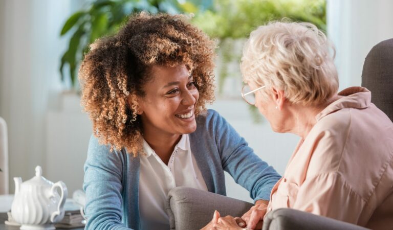 Aide soignante qui discute avec une personne âgée dans un EHPAD lieu de vie