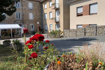 Façade extérieure fleurie EHPAD Bords de Loire Retournac