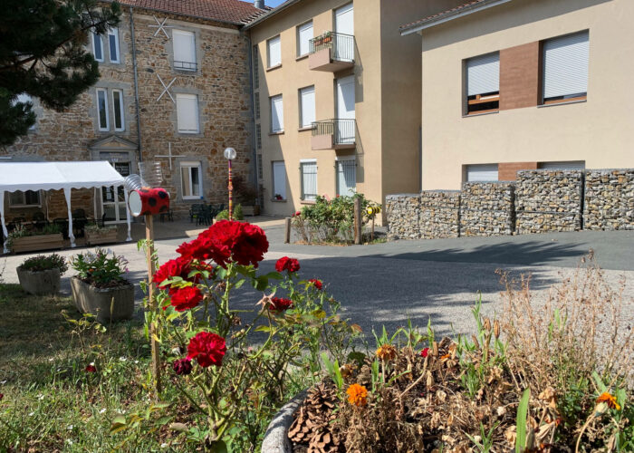 Façade extérieure fleurie EHPAD Bords de Loire Retournac