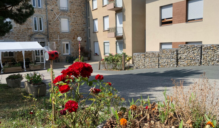 Façade extérieure fleurie EHPAD Bords de Loire Retournac