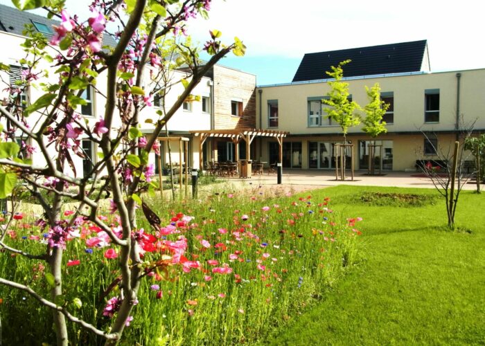 Jardin fleuri de l’EHPAD Champrouge à Mazille