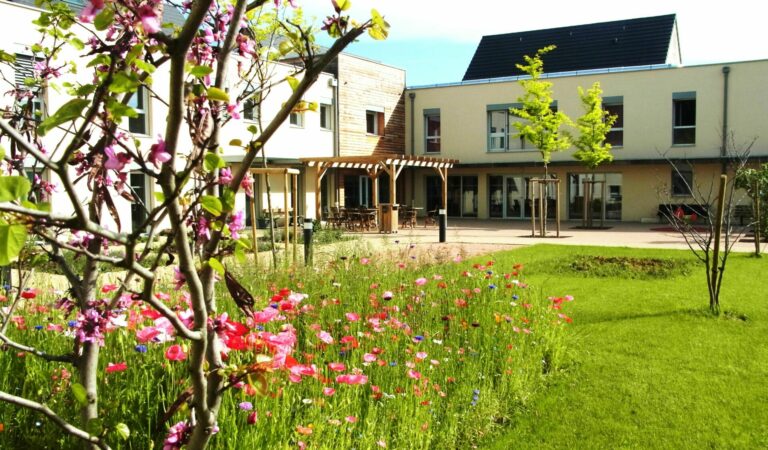Jardin fleuri de l’EHPAD Champrouge à Mazille