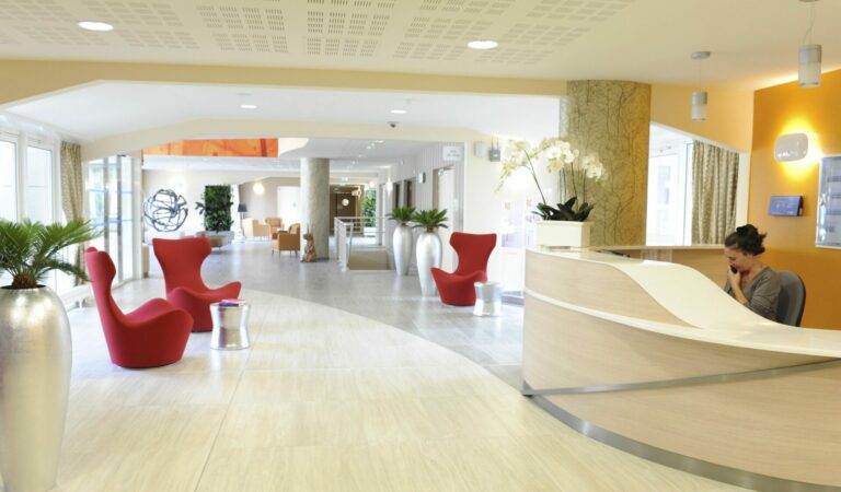 Hall d'entrée et accueil de l'EHPAD La Gentilhommière