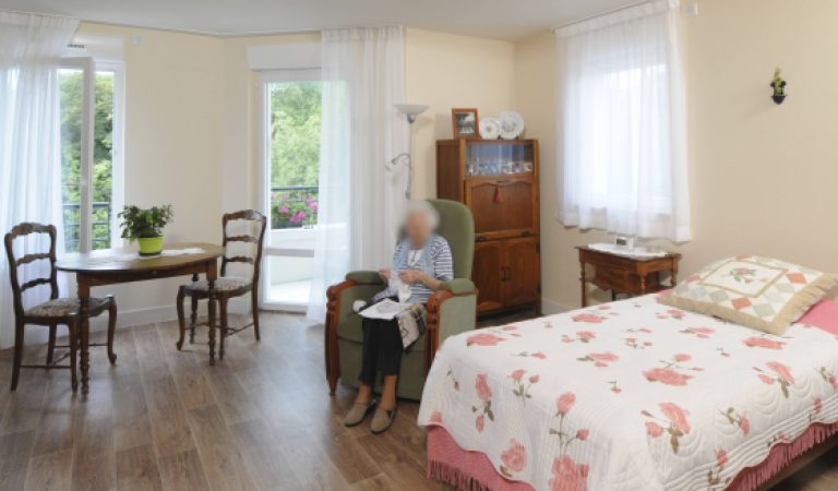 Appartement lumineux d’une résidente de l’EHPAD La Gentilhommière