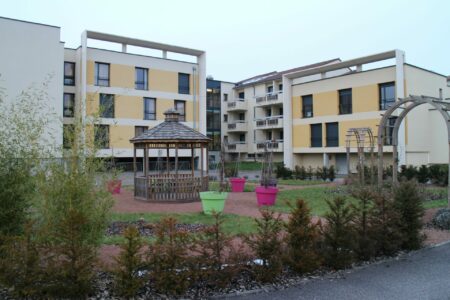 Façade arborée de l'EHPAD Le Home de Préville à Moulins-Lès-Metz