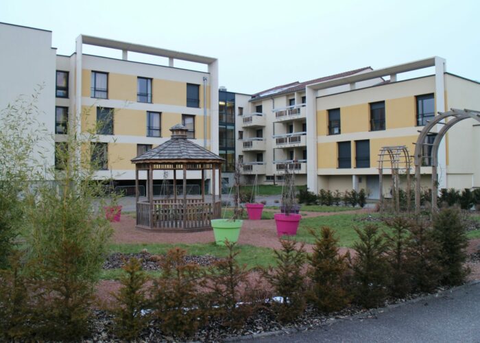 Façade arborée de l'EHPAD Le Home de Préville à Moulins-Lès-Metz