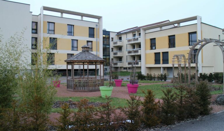 Façade arborée de l'EHPAD Le Home de Préville à Moulins-Lès-Metz