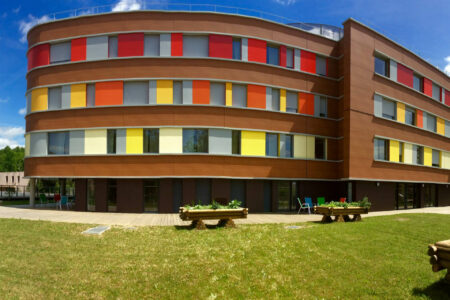 Façade colorée de l'EHPAD Le Patio à Roissy en Brie