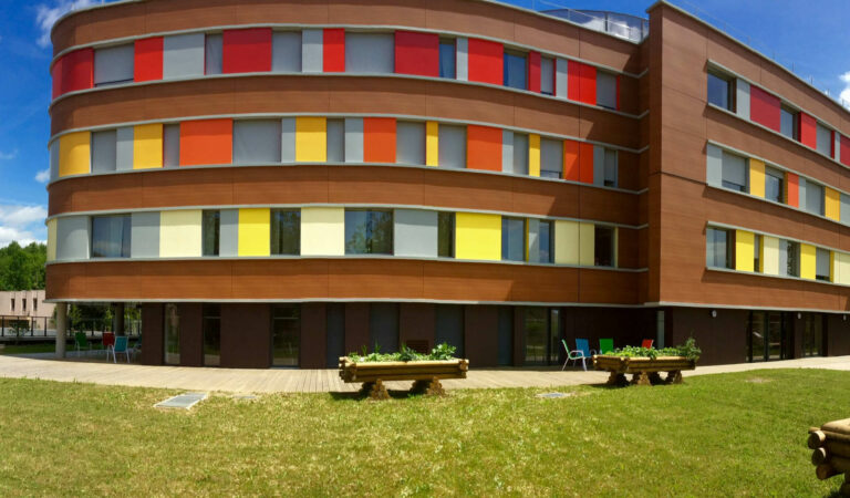 Façade colorée de l'EHPAD Le Patio à Roissy en Brie