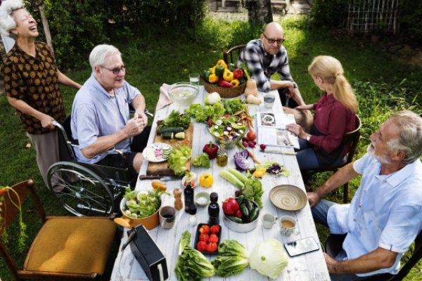 Moment de convivialité entre personnes âgées