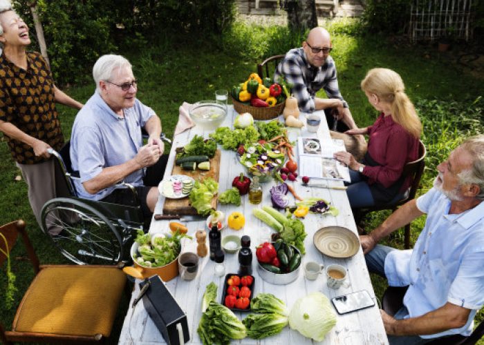 Moment de convivialité entre personnes âgées