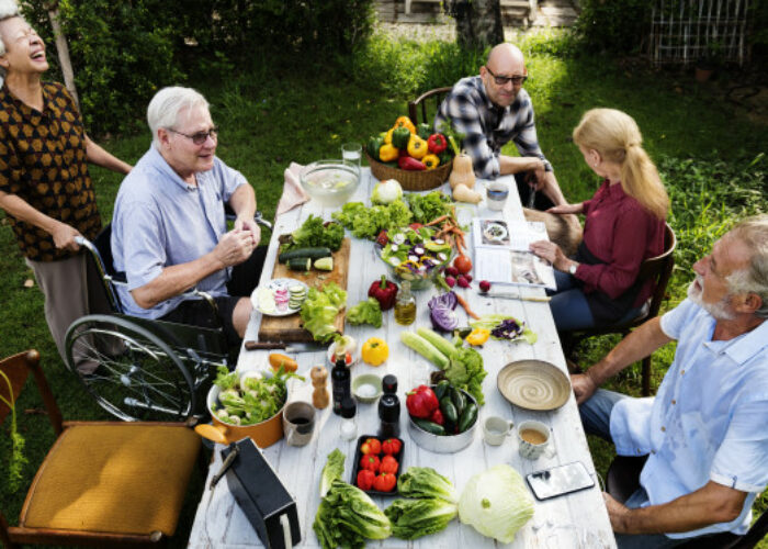 Moment de convivialité entre personnes âgées