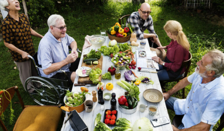 Moment de convivialité entre personnes âgées