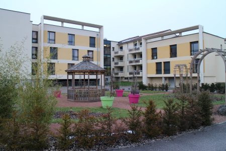 exterior view of the tree-lined garden of the Préville nursing home