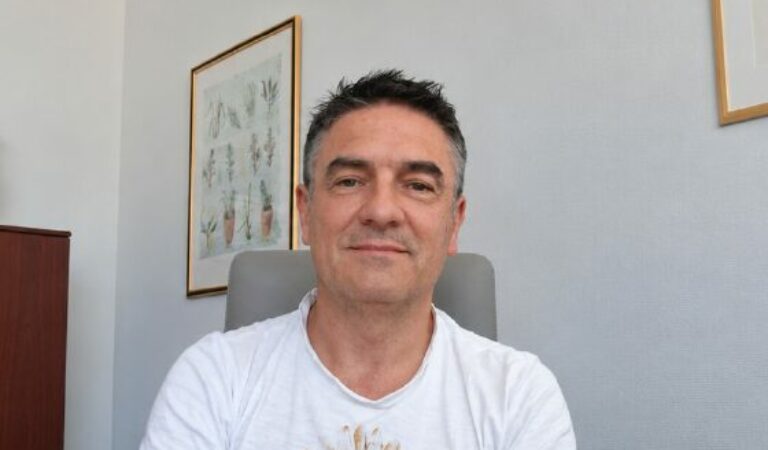Portrait de Vincent Vernezoul, Directeur de l'Ehpad l'Oustal d'en Thibaud, ayant fait appel à Gerontim pour le renouvellement de son projet d'établissement