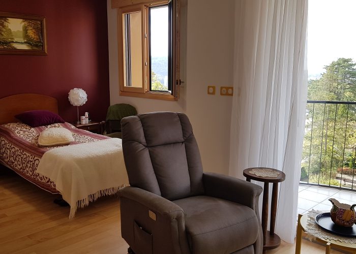 Coin nuit d’une chambre individuelle de la résidence autonomie Notre Dame à Besançon