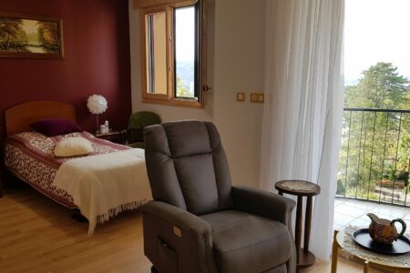 Coin nuit d’une chambre individuelle de la résidence autonomie Notre Dame à Besançon