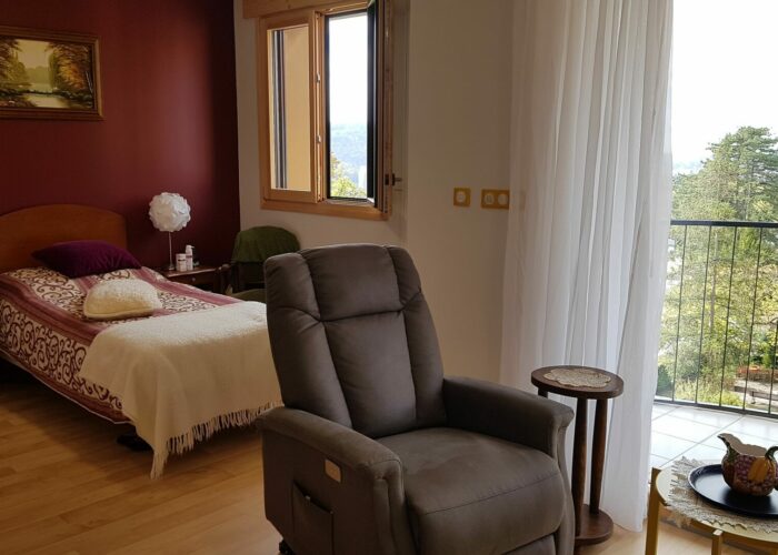 Coin nuit d’une chambre individuelle de la résidence autonomie Notre Dame à Besançon