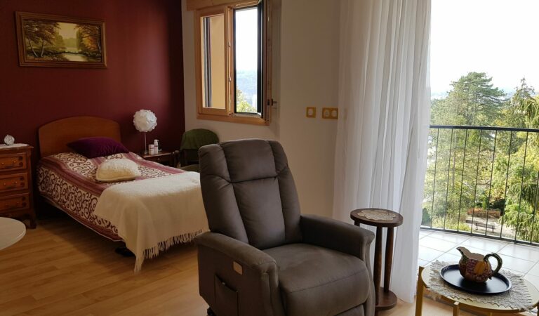 Coin nuit d’une chambre individuelle de la résidence autonomie Notre Dame à Besançon